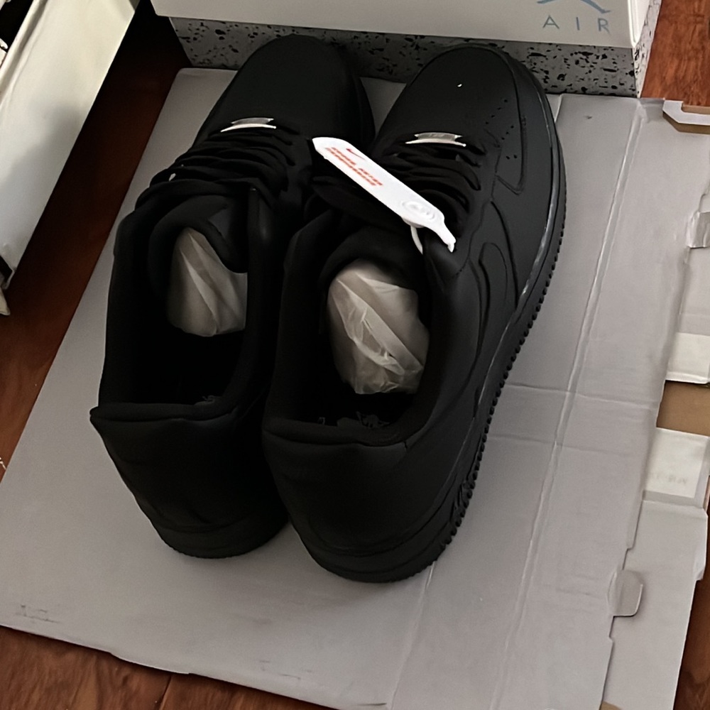 Black Air force 1 ,size 8.5 . The box not original.